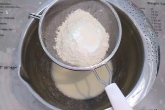 低粉筛入油奶混合物内，拌匀。