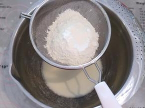 低粉筛入油奶混合物内，拌匀。