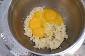 磕入蛋黄，蛋白放入冰箱冷冻备用。