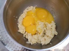 磕入蛋黄，蛋白放入冰箱冷冻备用。