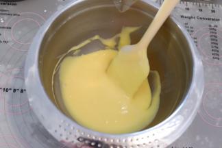 拌至顺滑的蛋黄糊。