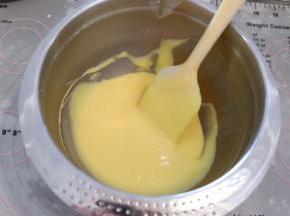 拌至顺滑的蛋黄糊。