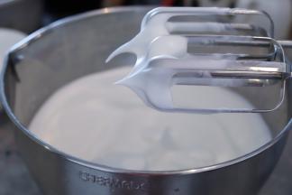 将蛋清磕入无油无水的打蛋盆内，滴入柠檬汁，分三次将细砂糖加入蛋清内，打发至中性发泡。