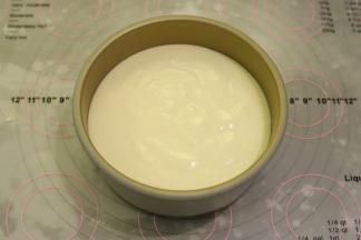 6寸固底模底部放上一张圆形的油纸，倒入蛋糕糊，轻震去气泡。