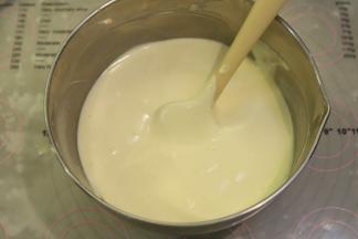 先取二分之一的蛋白加入蛋黄糊内，翻拌手法拌匀后倒入剩余的蛋白内，同样手法拌匀。