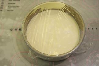 表面盖上保鲜膜。