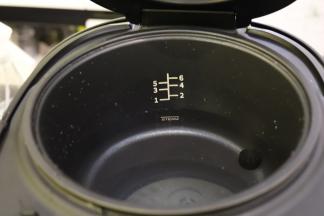 脱糖智能电饭煲倒入适量的水。