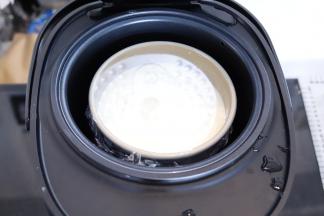 蛋糕放入预热好的电饭煲内。