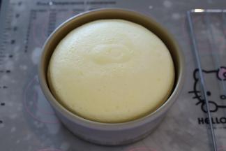 出炉后的蛋糕轻震一下，倒扣放凉。