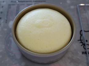 出炉后的蛋糕轻震一下，倒扣放凉。