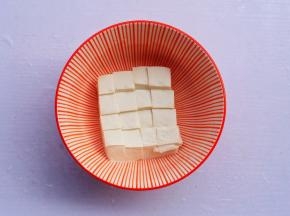 豆腐切小块。