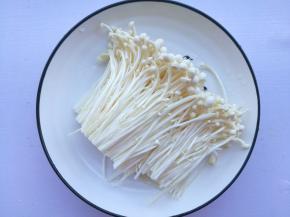 金针菇洗净撕小朵。