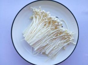 金针菇洗净撕小朵。