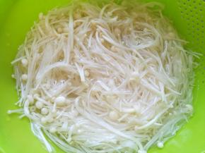 焯水30秒捞出过凉撕碎。