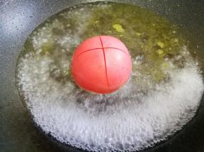 番茄划十字架开水煮30秒捞出。