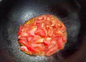 锅中放入适量油，油热后倒入姜和葱白爆香，倒入番茄炒出汁。