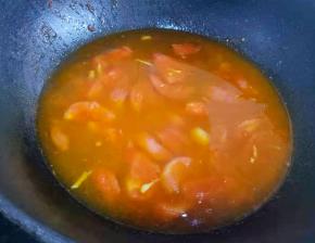 然后倒入一大碗开水煮1分钟。