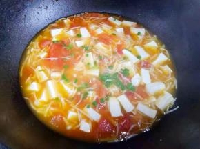 撒上葱花，加入适量盐调味。
