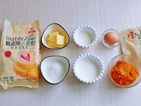 准备食材，南瓜去皮，隔水蒸熟。