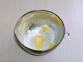 再加入室温软化的黄油，细砂糖。