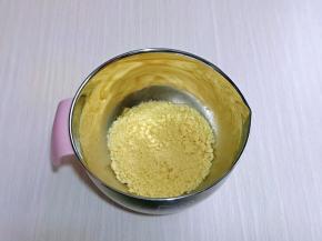 戴上食品手套，搓成沙子状，再加入牛奶，搅拌均匀至无干粉。