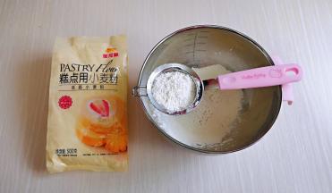 首先制作派皮，将小麦粉用学厨细筛工具过筛。今天我用 “金龙鱼糕点低筋小麦粉” 制作的这道奶香南瓜派，100%进口小麦，蛋糕粉筋度低容易成功，口感香酥，棉柔，非常好。