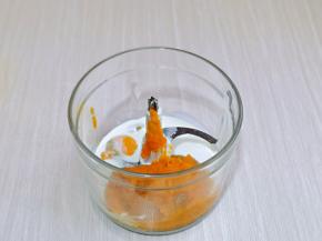 将淡奶油，细砂糖，蒸熟的南瓜，鸡蛋放入料理机中。