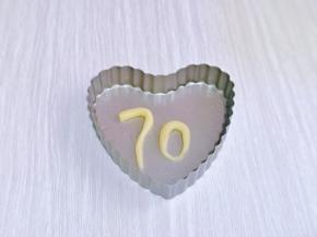 把多余的派皮捏成个70的数字，放入模具中。