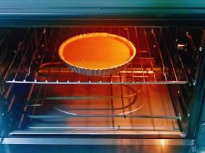 模具入烤箱中层，上下管175度烤20-25分钟。(时间及温度仅供参考) 大约烤了15分钟时，把做好的70数字放在烤网上，烤10分钟左右就可以。