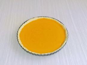 取出烤好的派皮，将豆子与油纸拿掉，倒入做好的派馅，八分满即可，这个量七寸的模具正好。