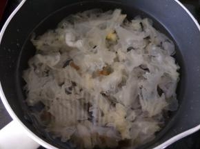 银耳提前泡几个小时，然后冲洗干净并剪去黄色的蒂，然后撕成小块。
桃胶提前泡一个晚上，然后冲洗几遍，再挑出里面的杂质。
把桃胶和银耳一起放到小白锅里。
然后加入食材一倍的清水，再放到电磁炉，水开后转小火煮30分钟左右。