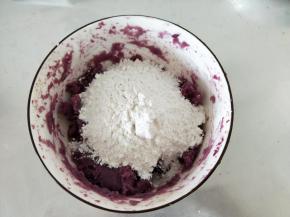 紫薯上锅蒸熟后压成泥。