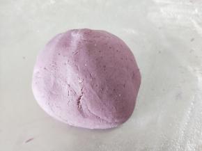 搅拌均匀后揉成面团。