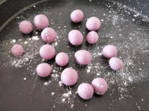 饧十分钟后再分成小剂子，把剂子一个个全部搓成圆形。