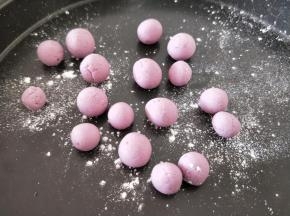 饧十分钟后再分成小剂子，把剂子一个个全部搓成圆形。