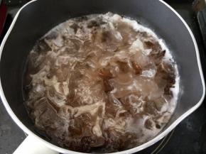 半个小时的时候银耳和桃胶都已经出胶了。