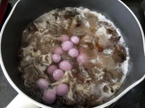 这时候加入紫薯圆子和冰糖。