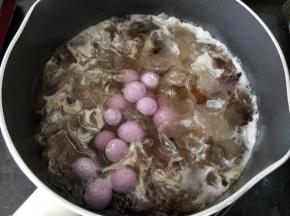 这时候加入紫薯圆子和冰糖。