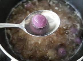 煮至紫薯圆子熟透即可出锅。