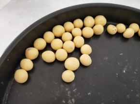 红薯圆子操作流程和紫薯圆子是一样的，只不过我是把红薯圆子分开煮熟，吃的时候加进去就可以了。