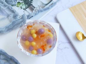 炎炎夏日，为家人制作一碗可以美容养颜的桃胶银耳圆子羹吧，冰冰凉凉每一口都是甜蜜的味道！