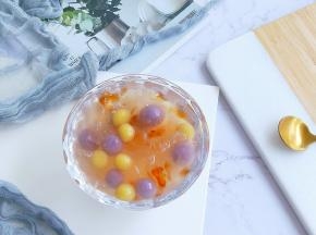 炎炎夏日，为家人制作一碗可以美容养颜的桃胶银耳圆子羹吧，冰冰凉凉每一口都是甜蜜的味道！