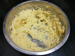 黄油切成小块，然后你手指可以轻轻压下去就可以了，这时候就可以加入糖粉。然后用打蛋器搅打均匀。