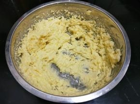 黄油切成小块，然后你手指可以轻轻压下去就可以了，这时候就可以加入糖粉。然后用打蛋器搅打均匀。