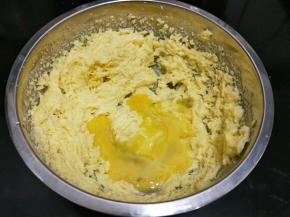 分2~3次加入鸡蛋液，每次都要打到蛋液吸收后再加入第二次搅打均匀。