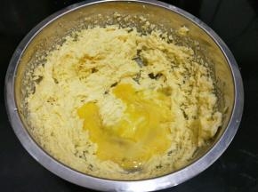 分2~3次加入鸡蛋液，每次都要打到蛋液吸收后再加入第二次搅打均匀。