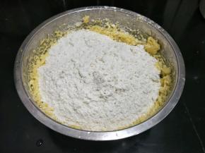 然后加入低筋面粉。