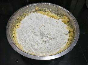 然后加入低筋面粉。