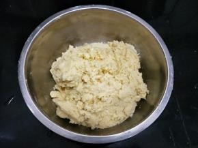 用硅胶铲稍微搅拌一下。再揉成面团。