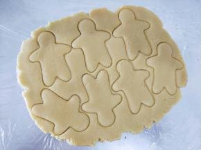 在硅胶垫上面放上一张保鲜膜，然后把面团压成0.3毫米厚的薄片再用宝宝模具压出宝宝的形状。